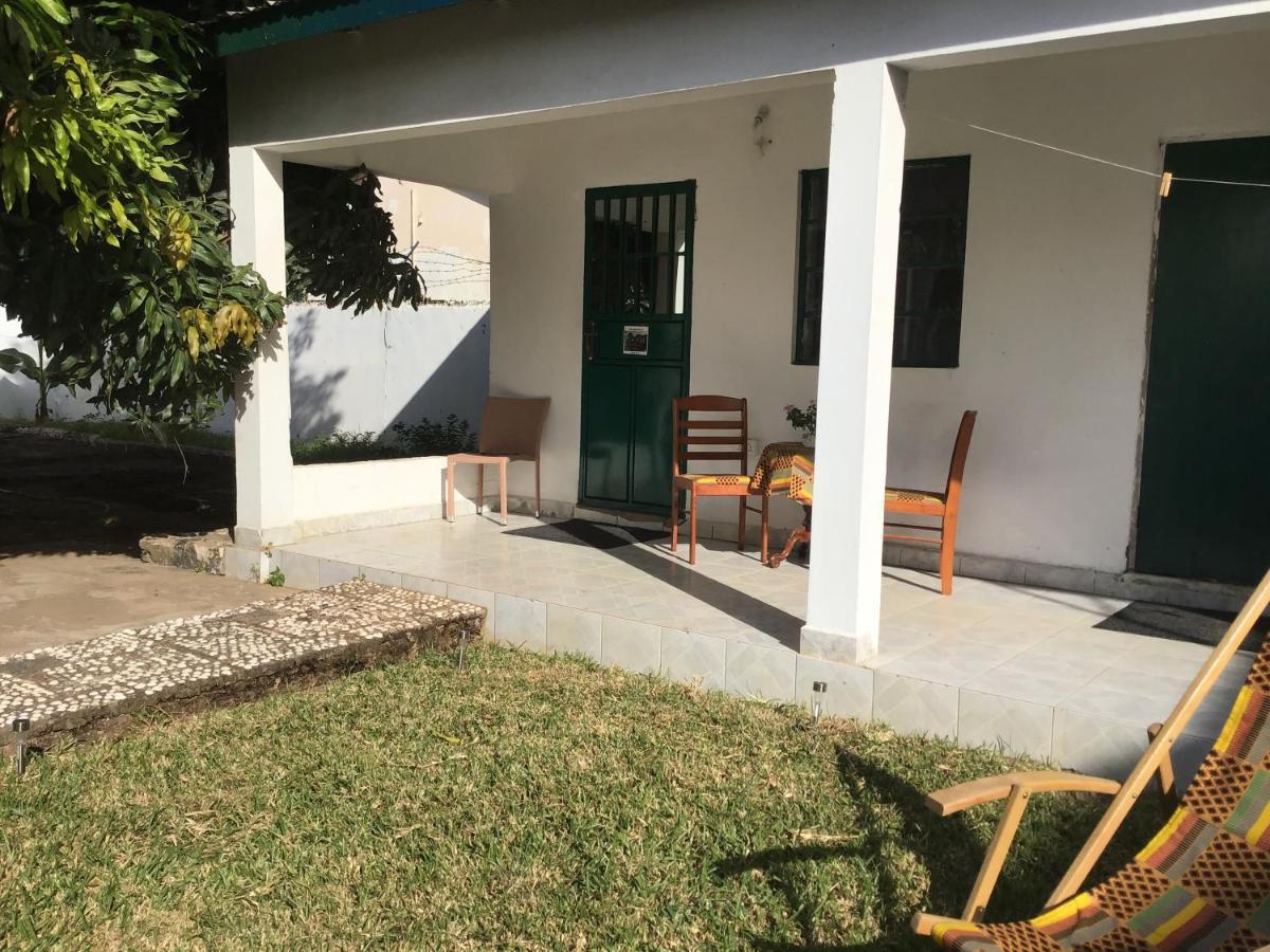 Anns Guesthouse Bakaugambia Ngoại thất bức ảnh