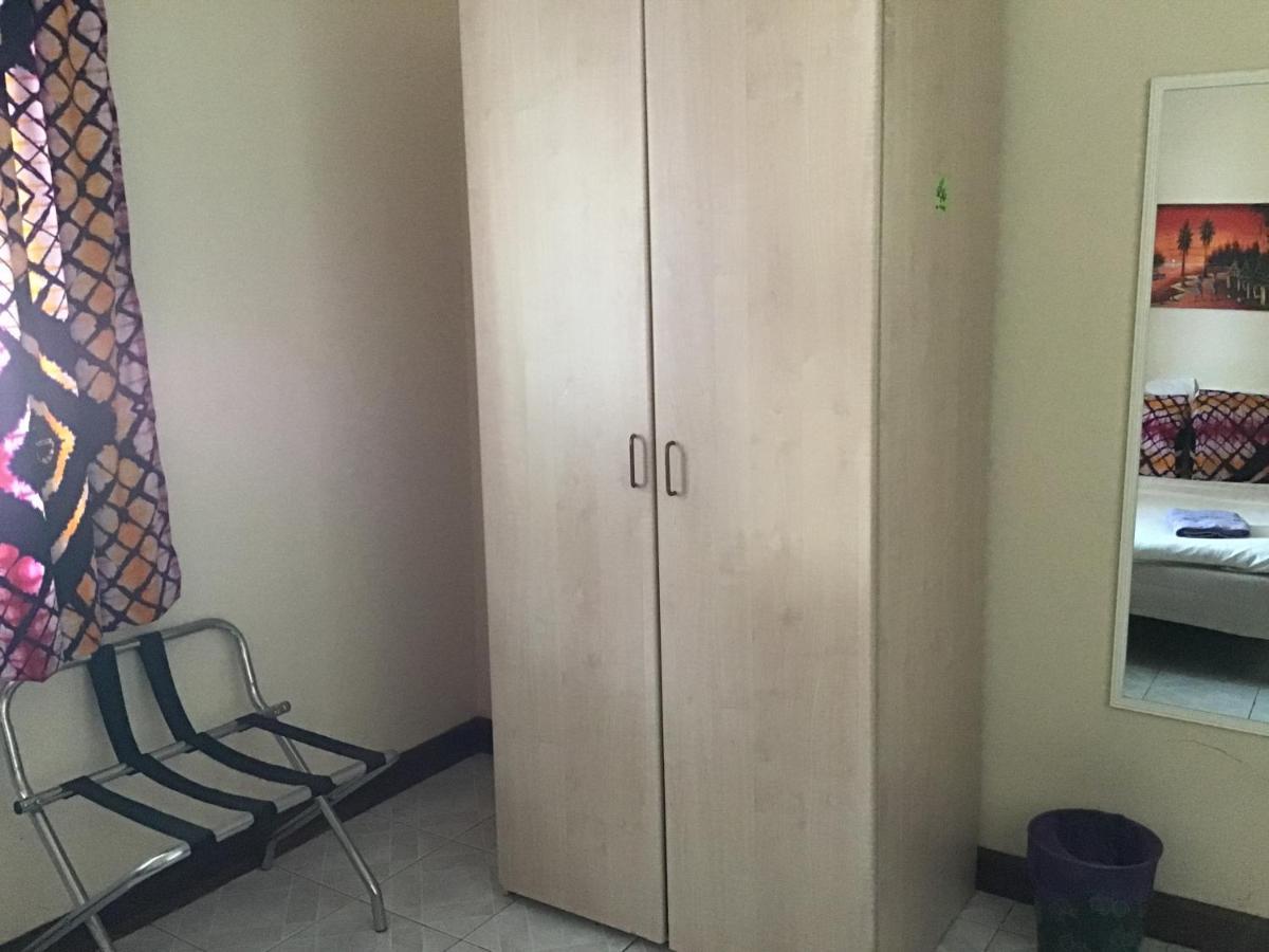 Anns Guesthouse Bakaugambia Ngoại thất bức ảnh