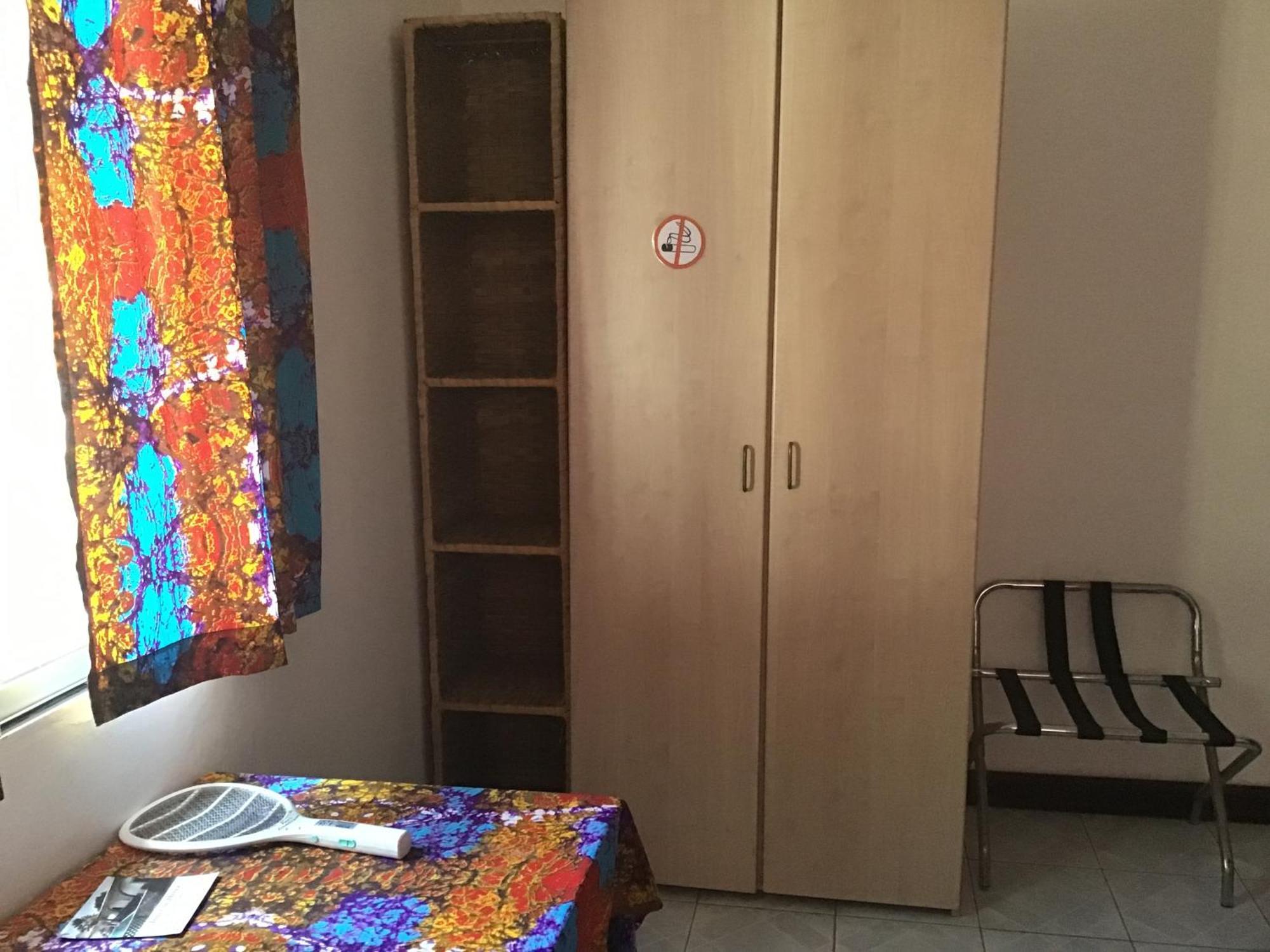 Anns Guesthouse Bakaugambia Ngoại thất bức ảnh