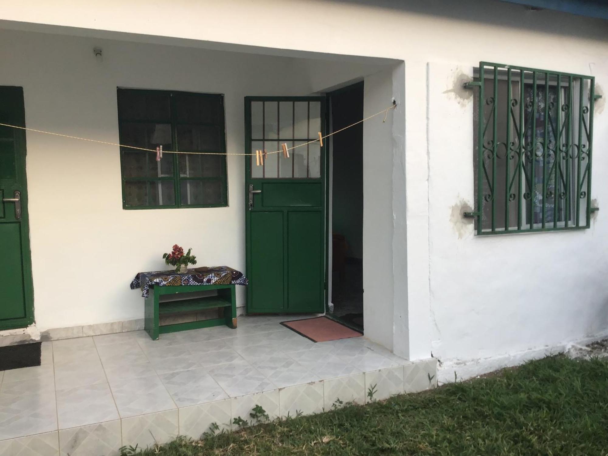 Anns Guesthouse Bakaugambia Ngoại thất bức ảnh