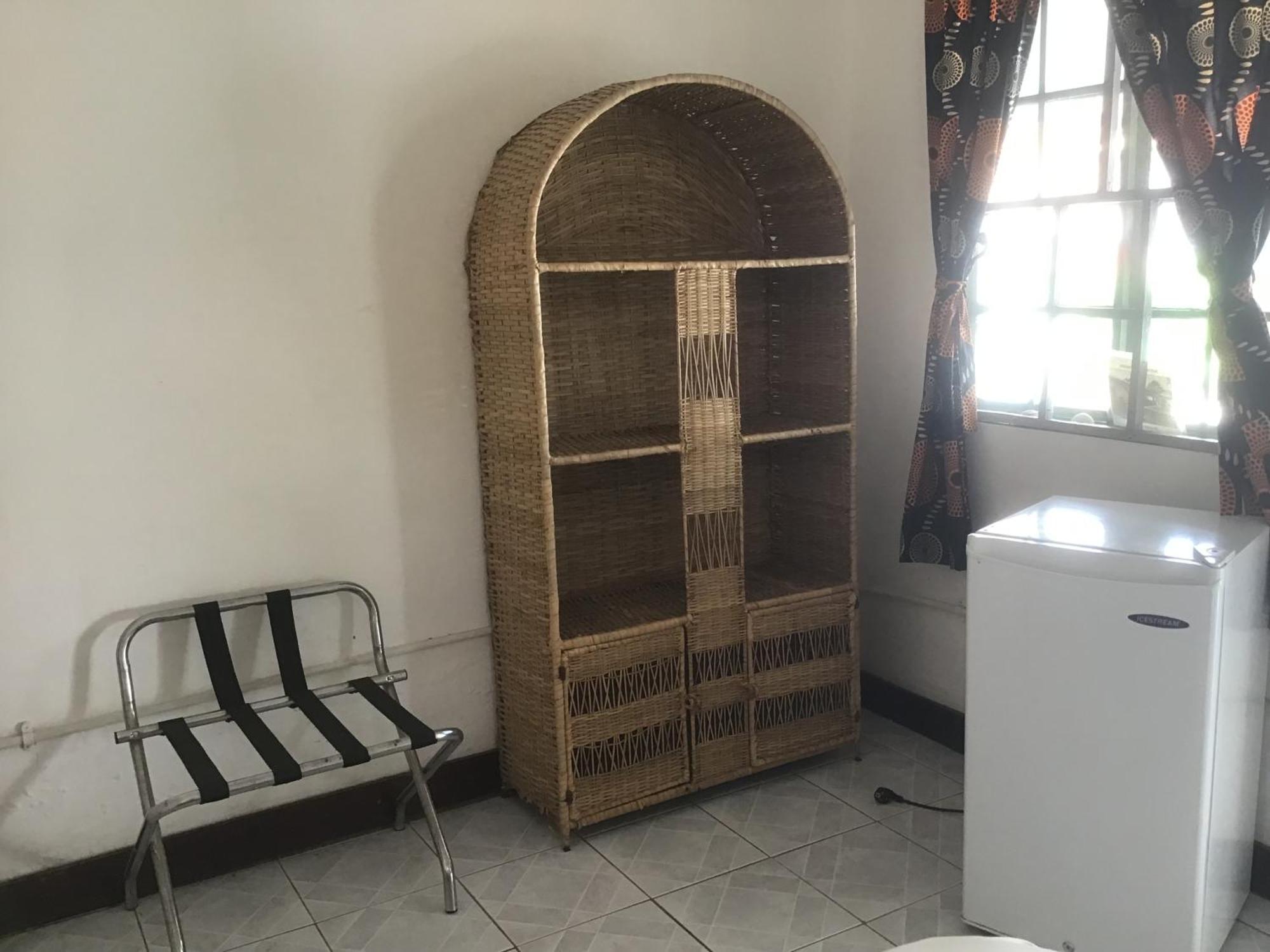 Anns Guesthouse Bakaugambia Ngoại thất bức ảnh