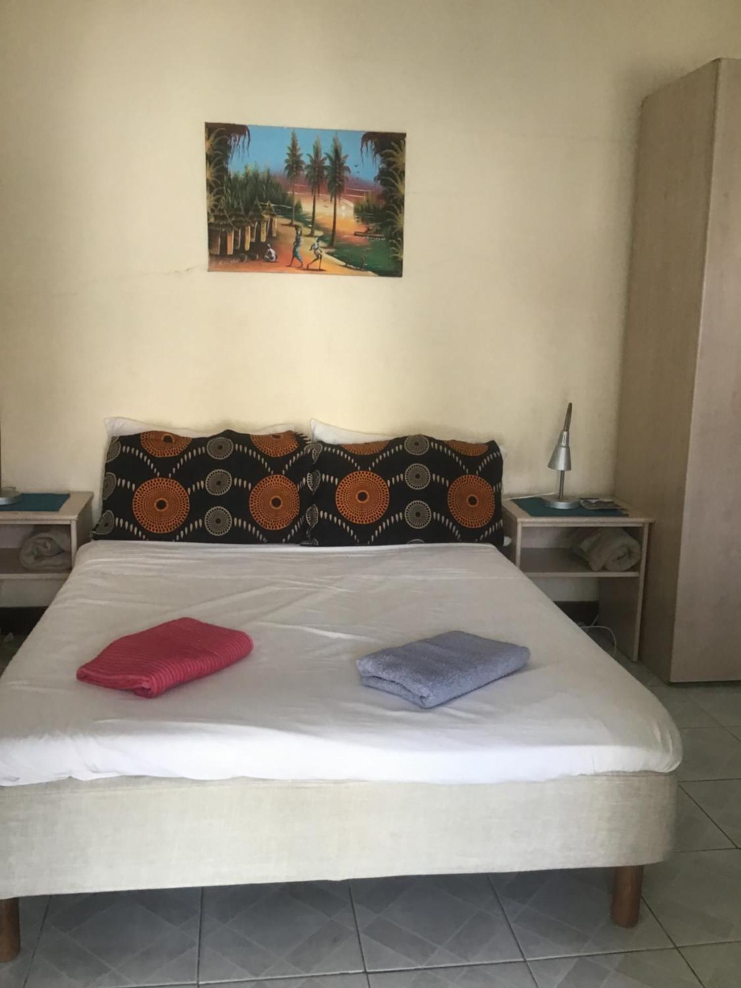 Anns Guesthouse Bakaugambia Ngoại thất bức ảnh