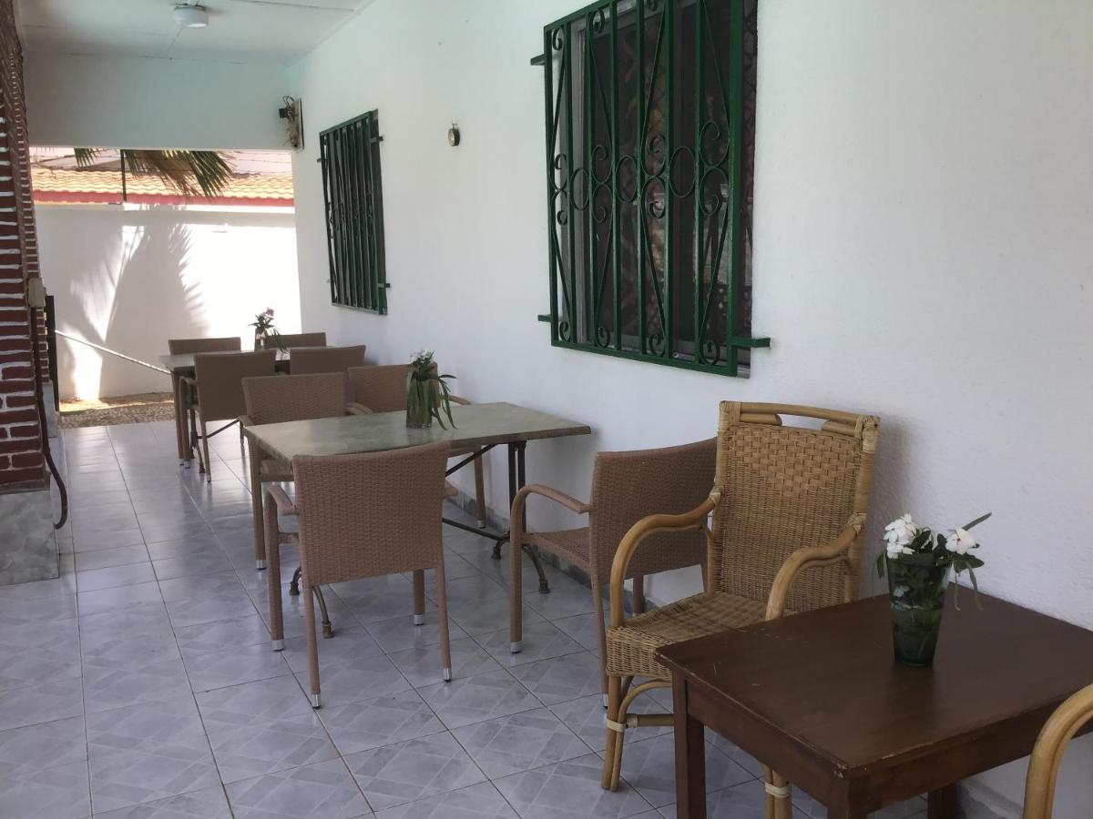 Anns Guesthouse Bakaugambia Ngoại thất bức ảnh