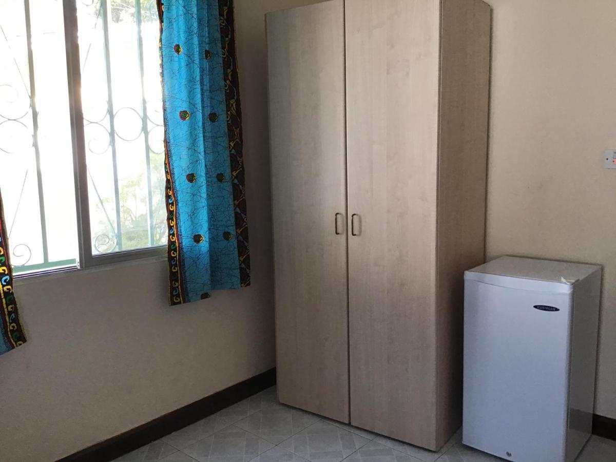 Anns Guesthouse Bakaugambia Ngoại thất bức ảnh